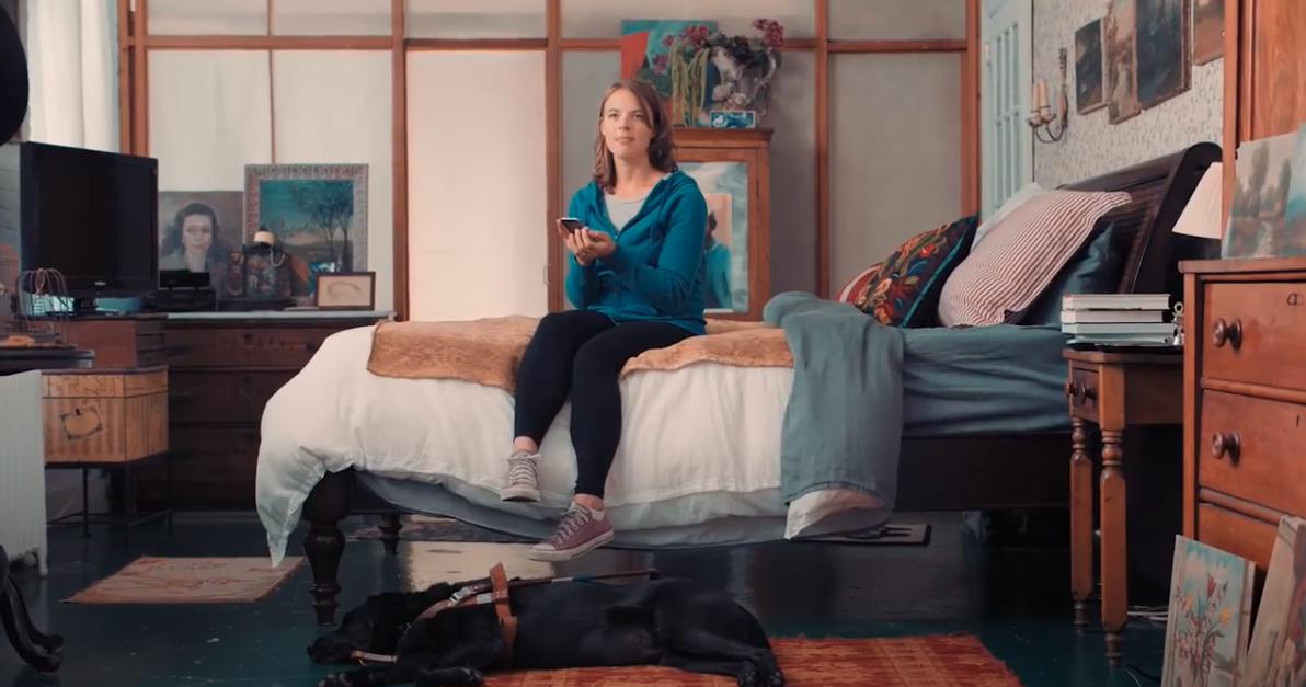 Chica con ceguera utilizando la app de Facebook AAT