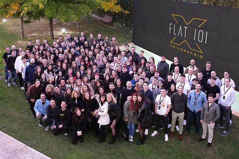 Foto corporativa de la empresa donde aparecen muchos de las personas que forman parte de Flat 101